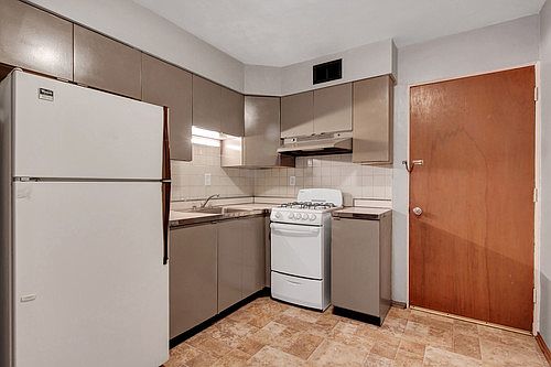 3rd image of 4421 Donovan Ave