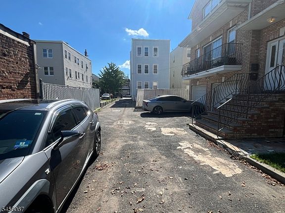4th image of 193.5 Hillside Ave