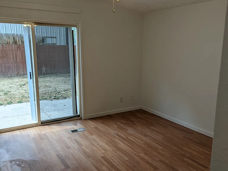514 Holbrook St — Photo 20