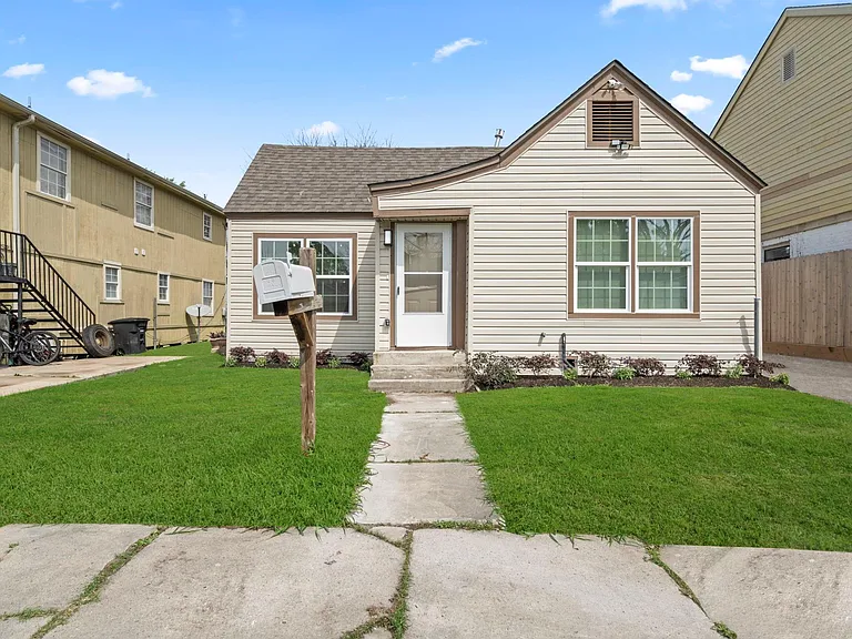 2817 Winbern St — Photo 1