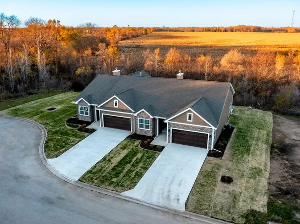 5708 Willow Creek Ln, Roscoe, IL 61073