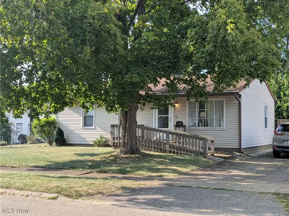 2111 40th St NE, Canton, OH 44705