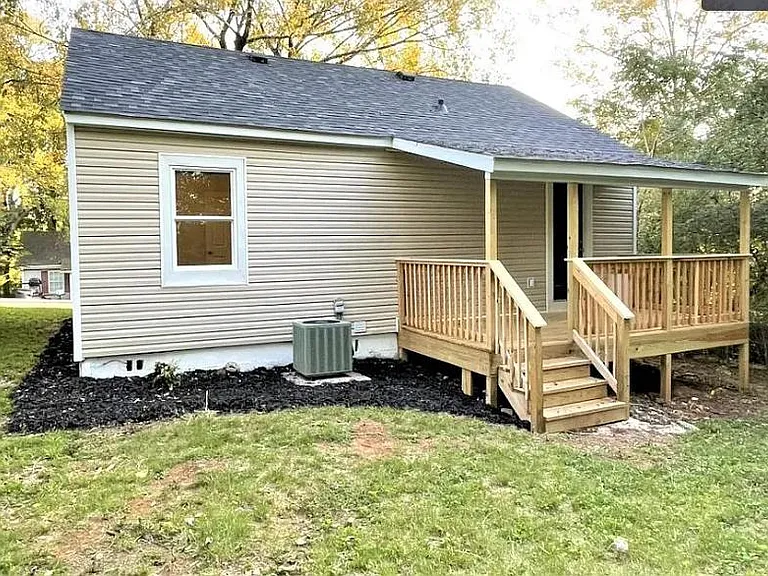 625 Midway Ave — Photo 4