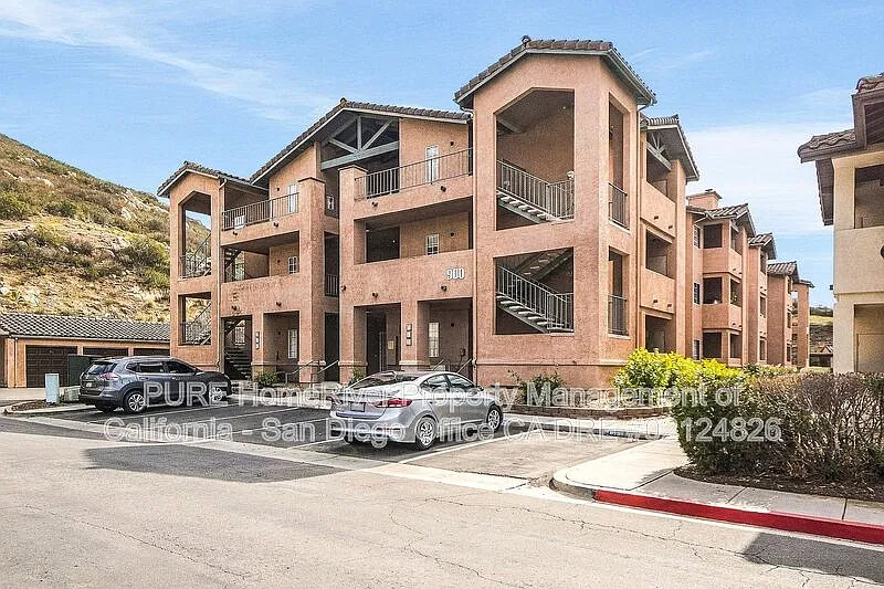2 bed, 2.0 bath, 968 sqft, $3,195 — Photo 2