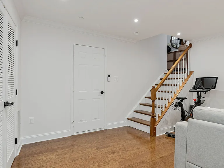 413 Clayton Ln — Photo 38