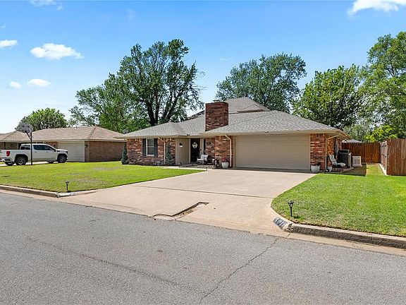 4th image of 601 N Pecan St