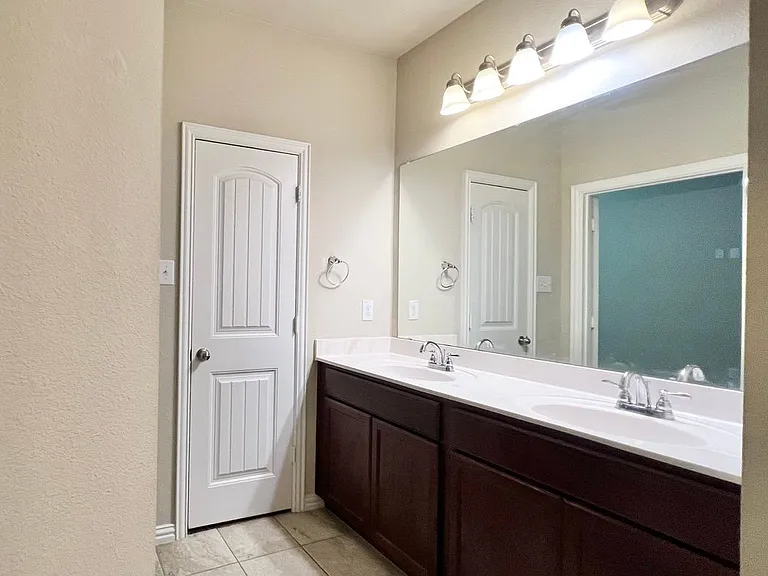 215 Clark Dr — Photo 15