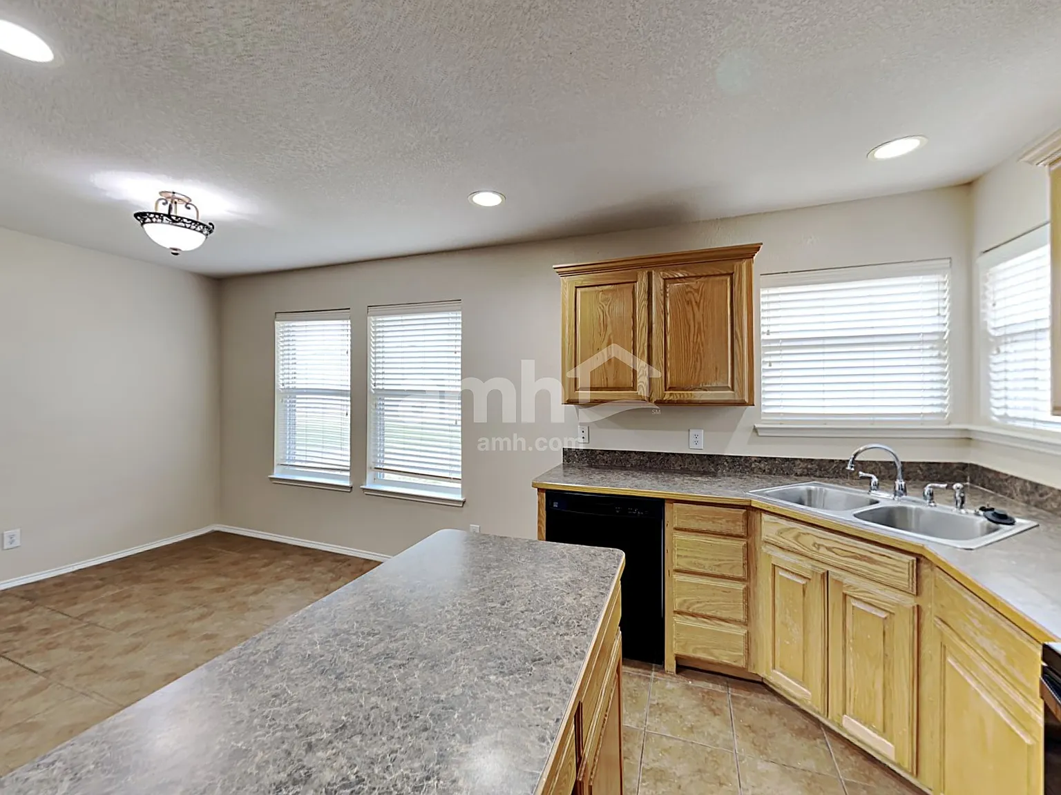4 bed, 2.0 bath, 2116 sqft, $2,370 — Photo 4