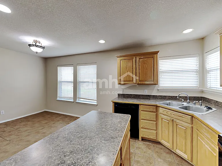 402 Nutmeg — Photo 4