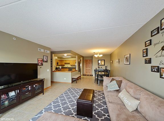 3rd image of 4655 N Cumberland Ave APT 203