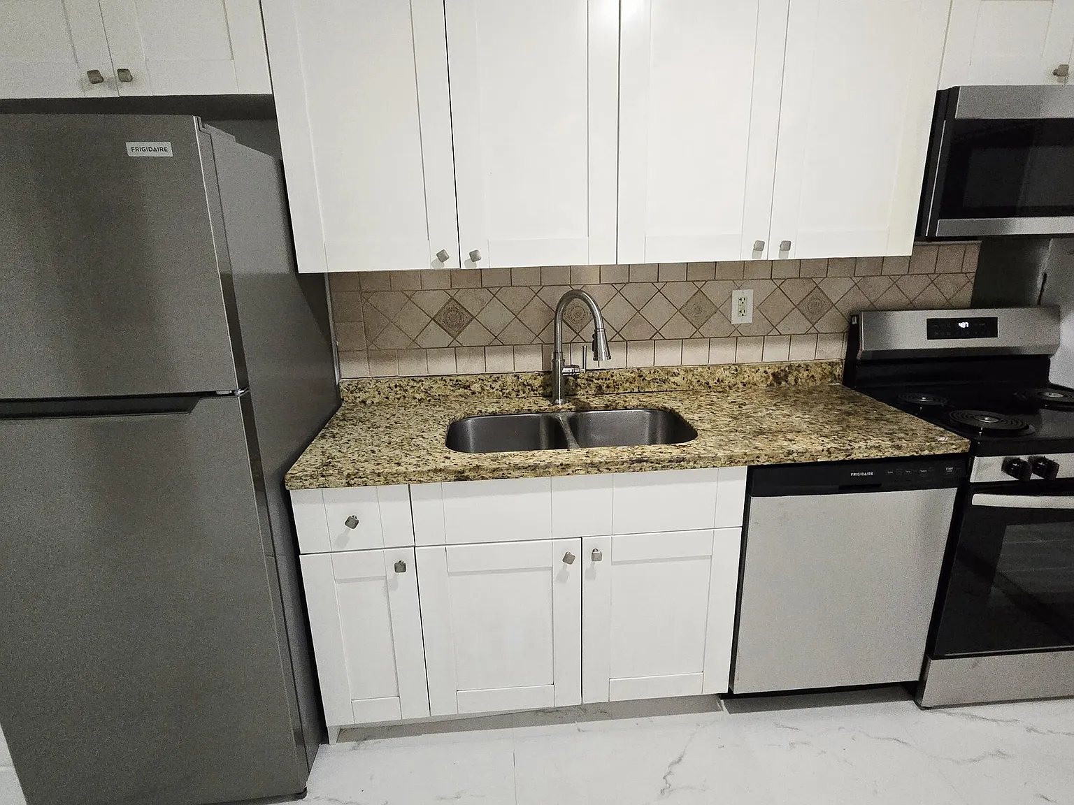 3 bed, 2.0 bath, 972 sqft, $2,900 — Photo 4