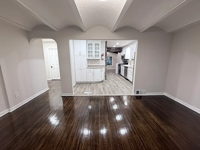 226 S Moore Ave — Photo 2