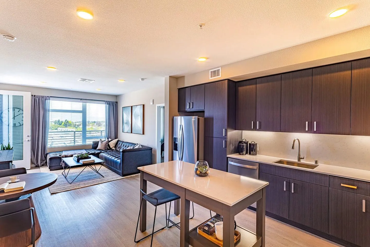 1 bed, 1.0 bath, 807 sqft, $7,608 — Photo 2