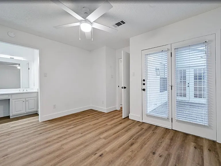2407B Winsted Ln — Photo 11