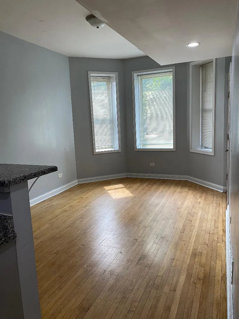 3 bed, 900 sqft, $2,000 — Photo 4