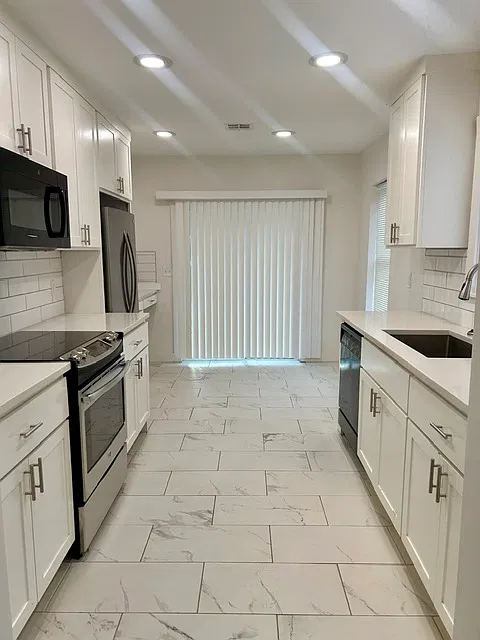 1224 S Columbia Ave — Photo 2