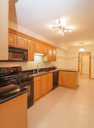 4th image of 312 Lunt Ave