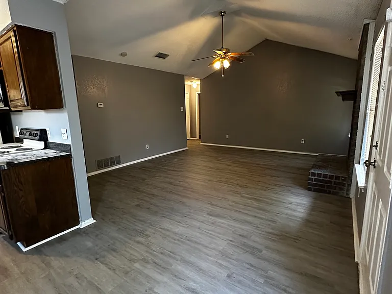 400 Allison Ln — Photo 9