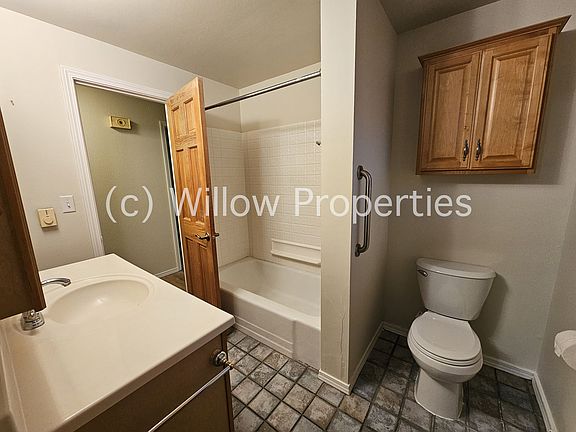 3rd image of 2330 N Narrows Dr