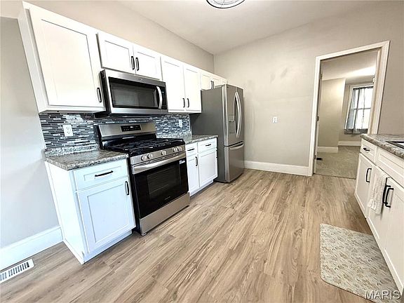 3rd image of 418 W 3rd St