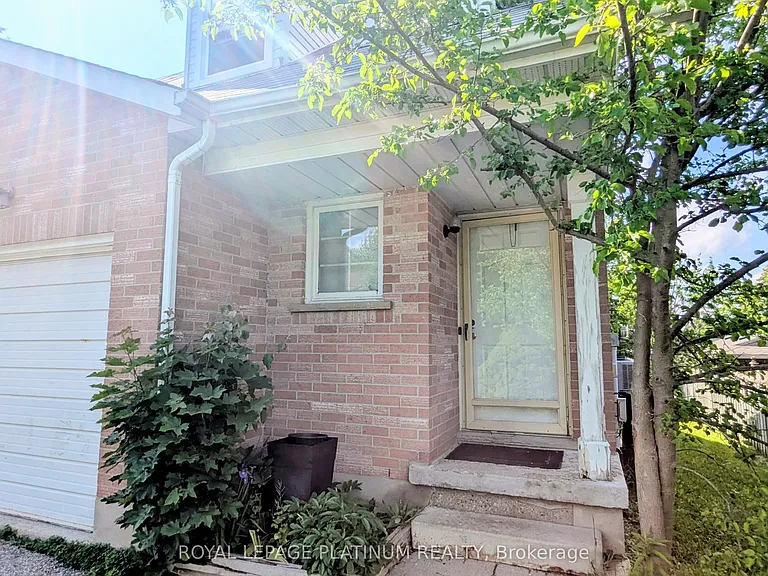 630 Pinerow Cres — Photo 4