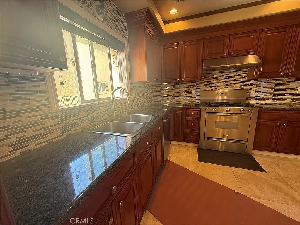 3 bed, 1760 sqft, $4,295 — Photo 3