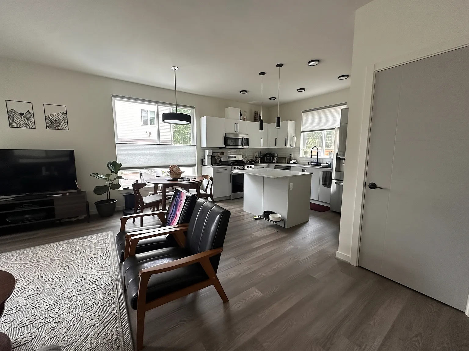 3 bed, 1584 sqft, $4,000 — Photo 2