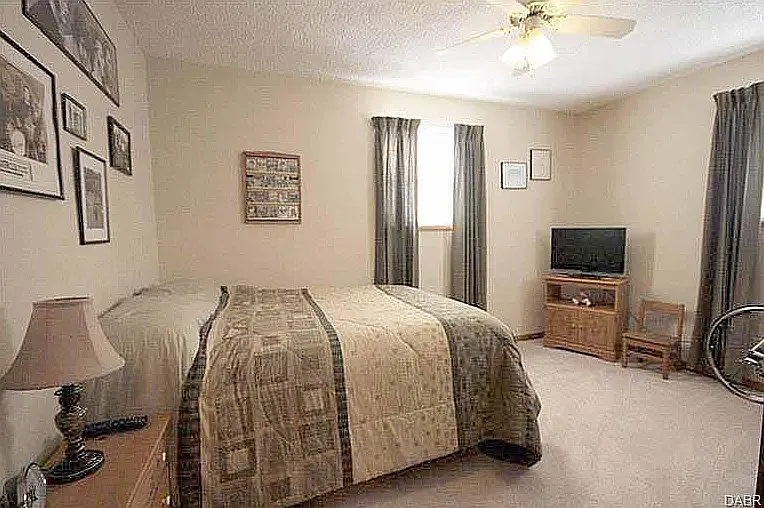 105 Catalpa Dr — Photo 6