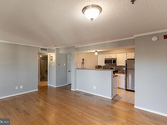 4th image of 1524 Lincoln Way APT 335