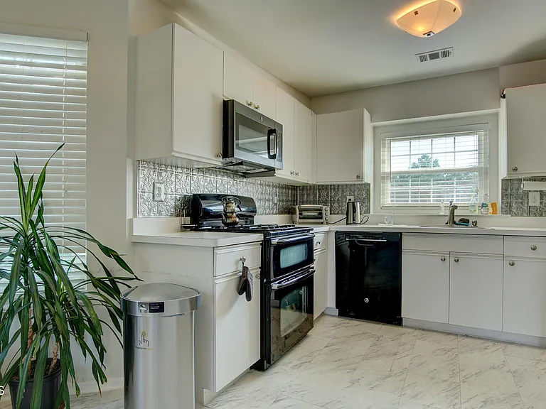 187 Kentucky Way — Photo 2