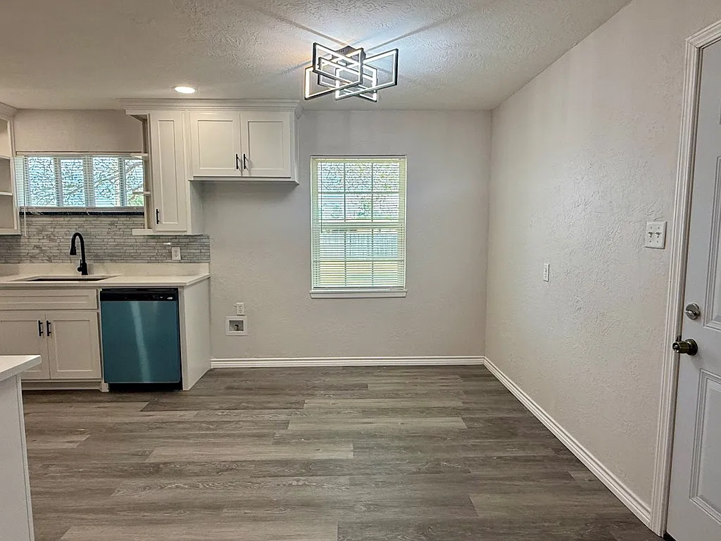 3 bed, 2.0 bath, 1100 sqft, $2,100 — Photo 4