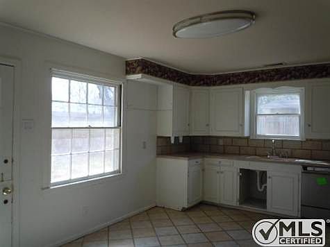 5th image of 2209 Ivanhoe Ln