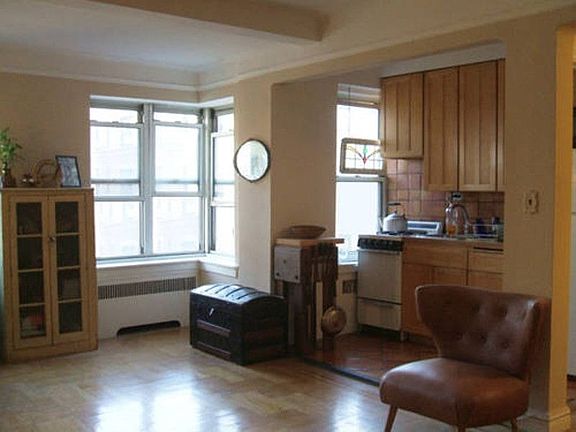 3rd image of 250 Cabrini Blvd