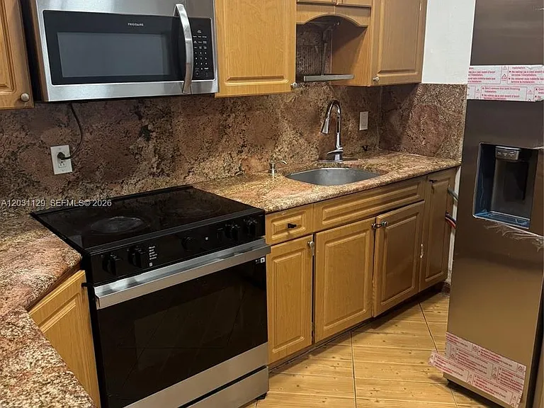 1120 SW 73rd Ave — Photo 3