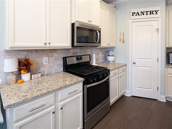 4th image of 25 Hartwell Ln