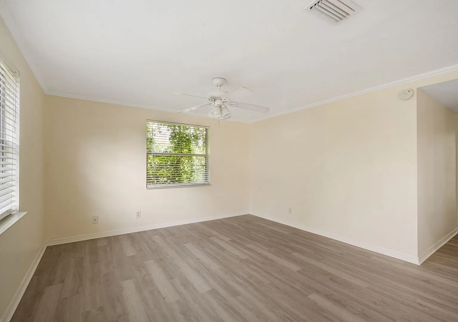 Move in Ready! Modern Style, Renovated 3 bed 1 bath House $1895 Hurry make this cozy place your H... — Photo 4