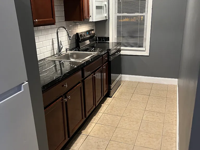 231 Cohannet St — Photo 4