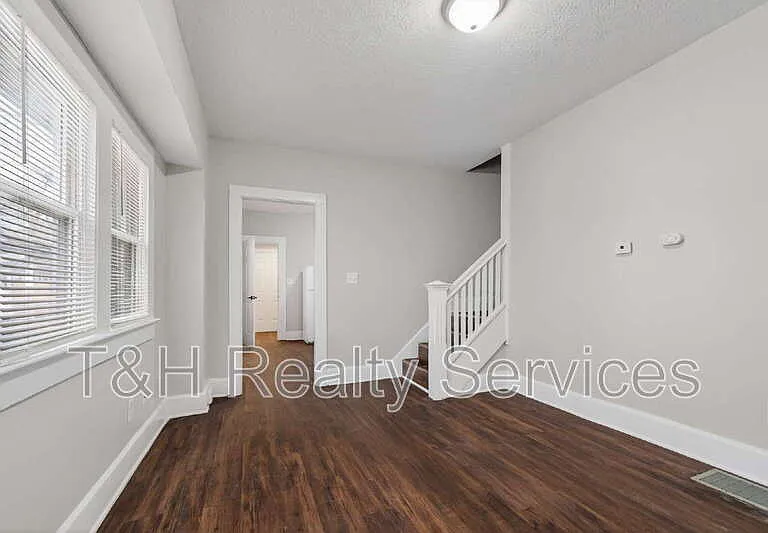 926 W 32nd St — Photo 9