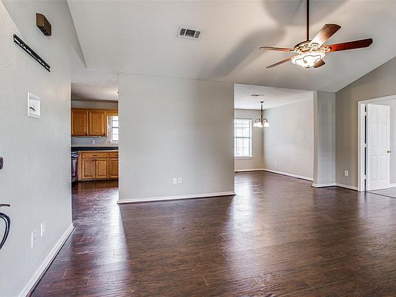 4th image of 501 E Hughes St