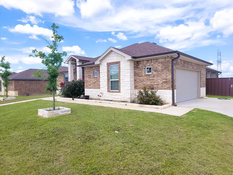 2502 Meadow Lark Dr