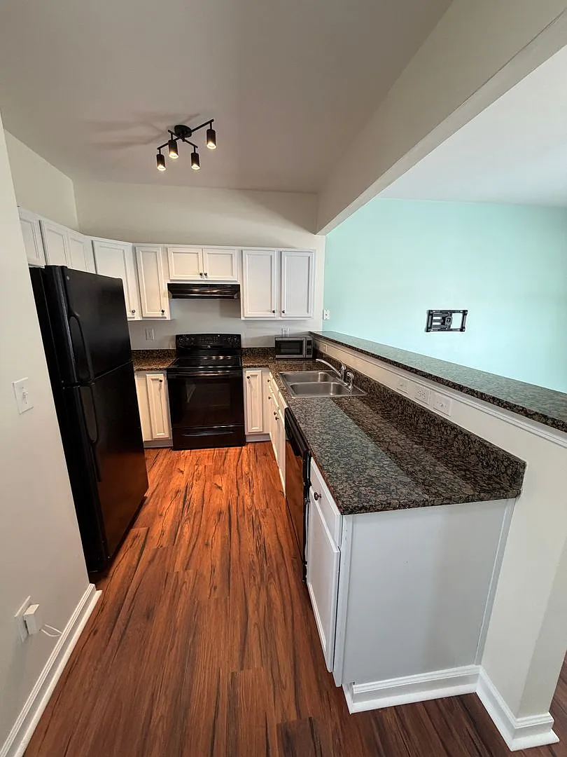 2BR Townhome w/ Deeded Parking, In-Unit W/D, Patio in Optimist Park — Photo 4