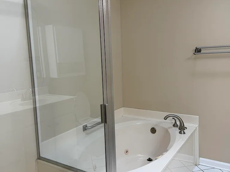 139 Canterbury Dr — Photo 13