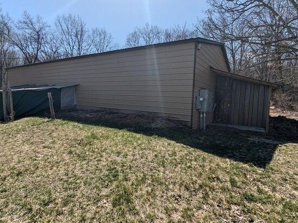 8515 N Cedar Lake Rd, Edmore, MI 48829