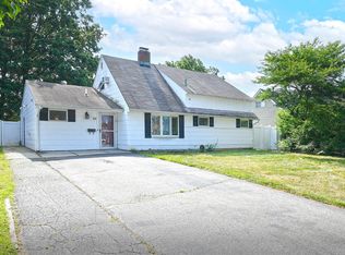 33 Teamster Ln, Levittown, NY 11756