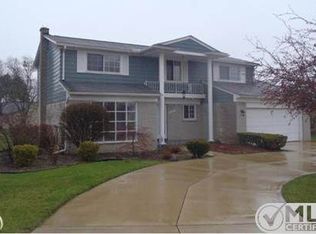22300 Hallcroft Ln, Southfield, MI
