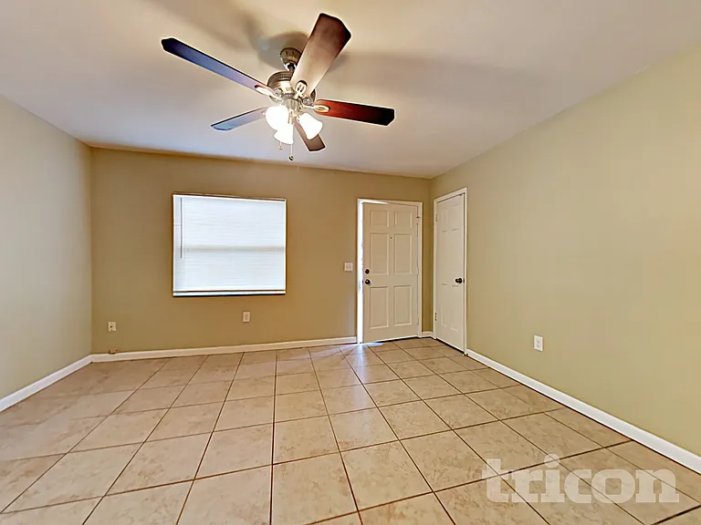 1218 Windsor Cir — Photo 3