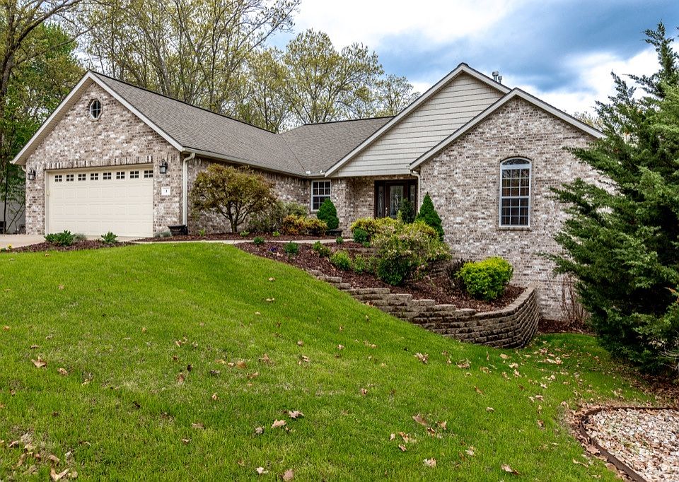 1st image of 9 Elizabeth Dr