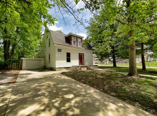 1075 9th St, Charleston, IL 61920