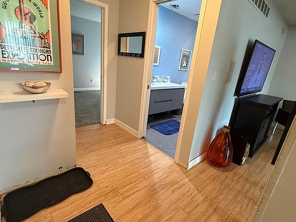 4th image of 27 Dickinson St Unit E