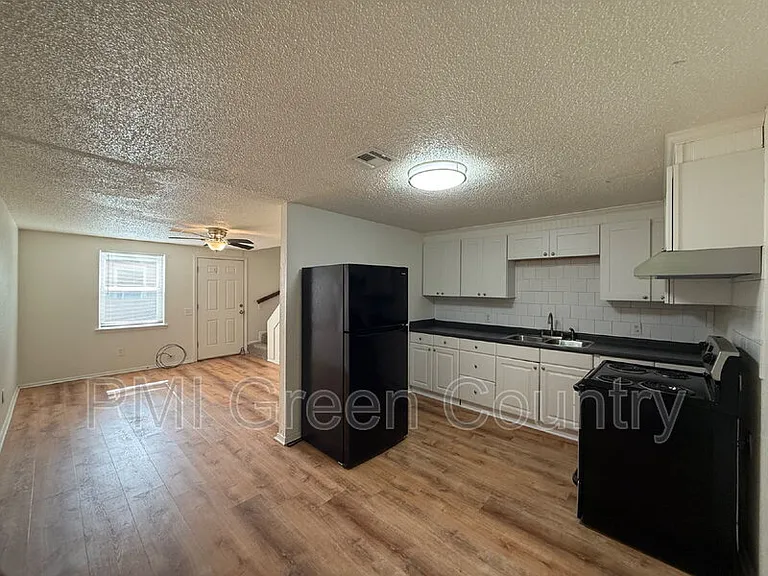 318 E Redwood St #72-4 — Photo 3